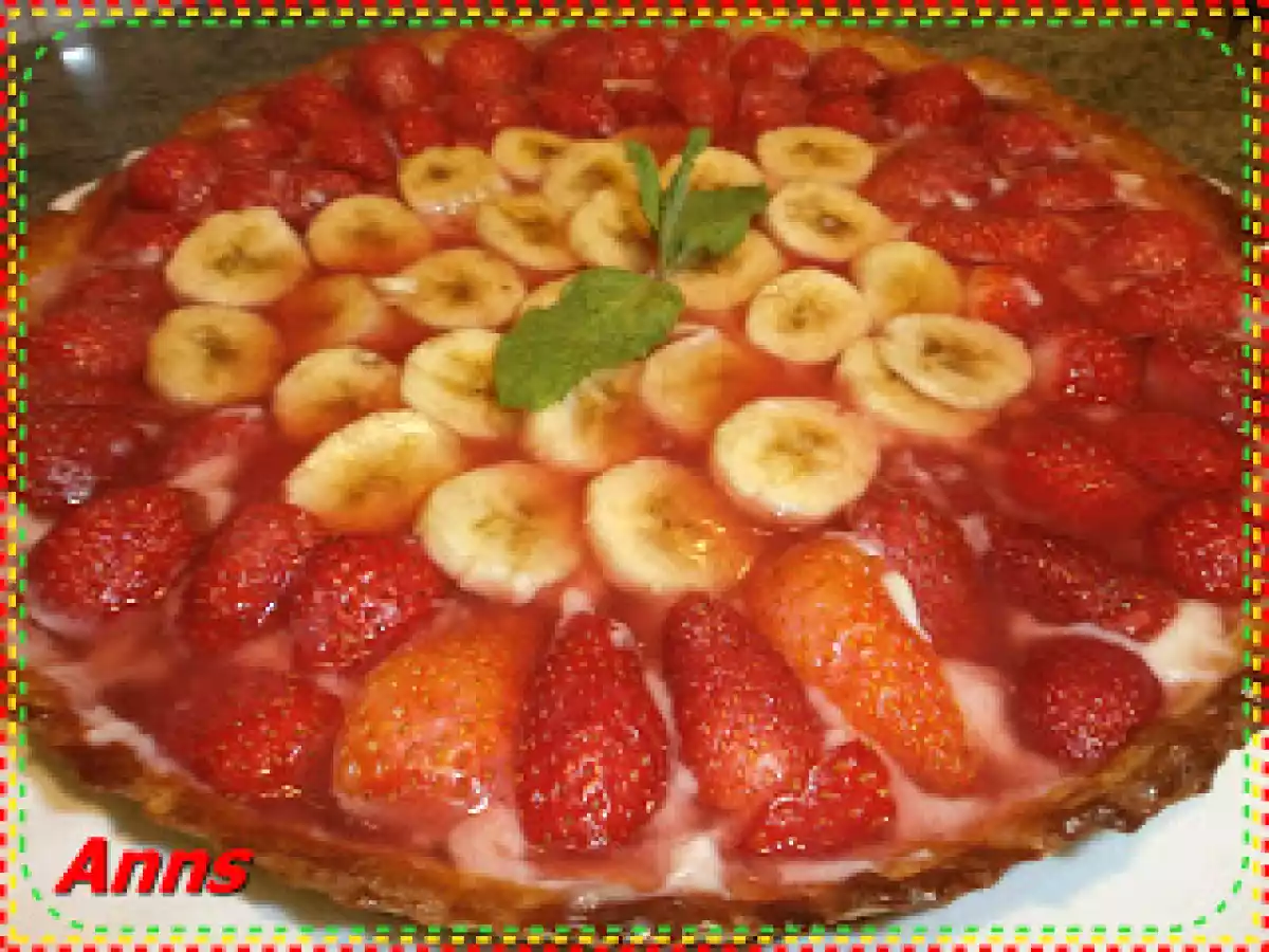 Tarta de fresas y plátanos