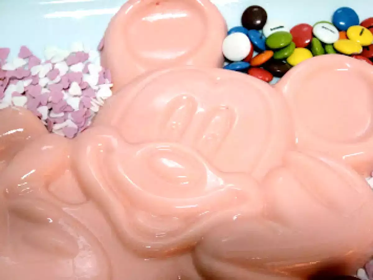 Tarta de gelatina de fresa y leche (o mickey mouse rosa) - foto 2