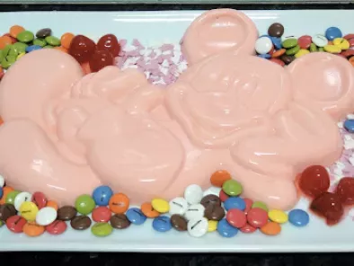 Tarta de gelatina de fresa y leche (o mickey mouse rosa)