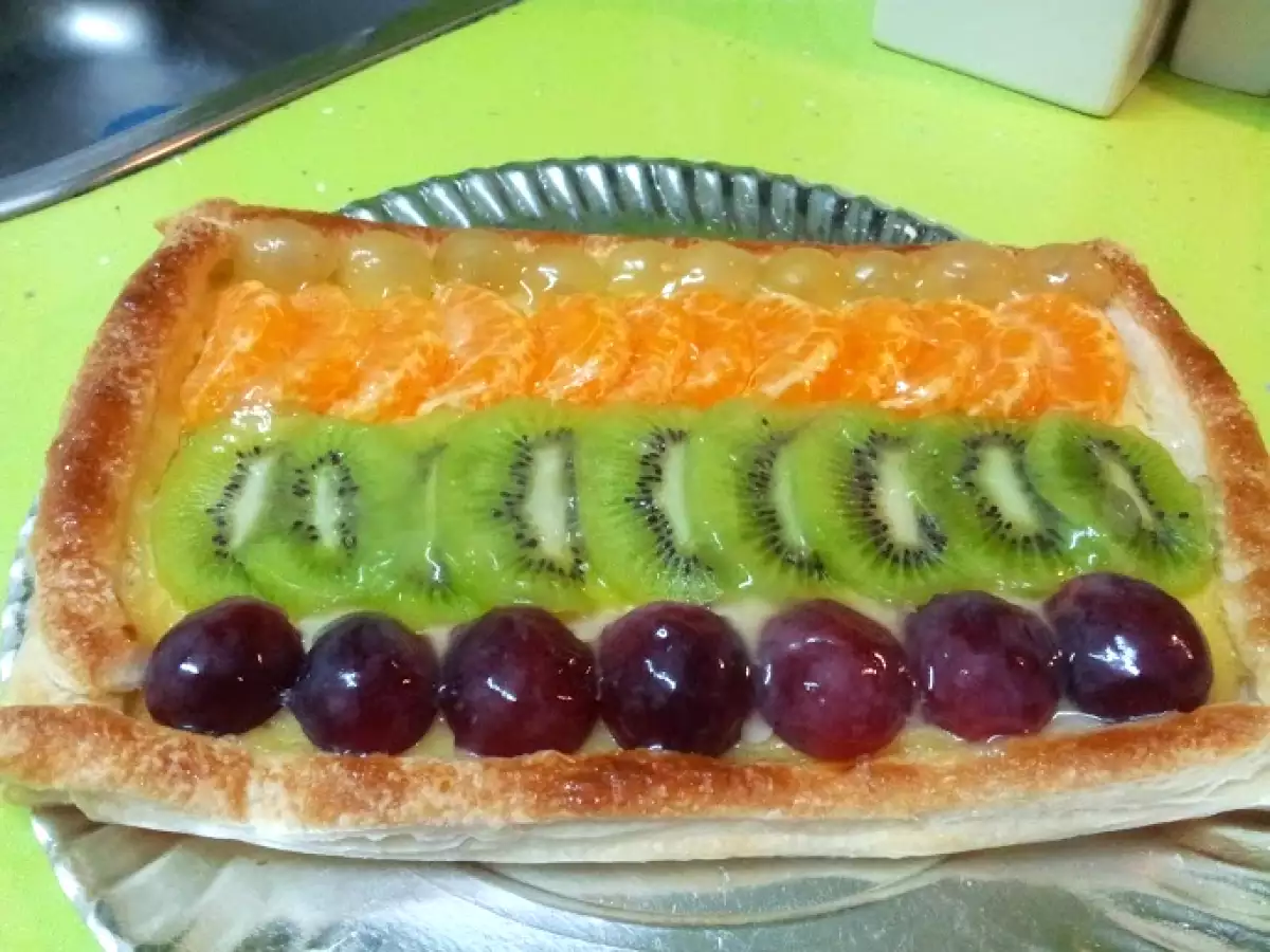 Tarta de Hojaldre con Frutas y Crema de Yemas de Huevos