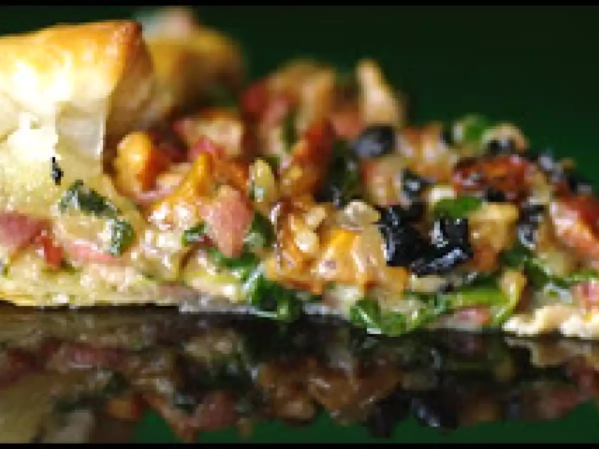 Tarta de hojaldre de espinacas, cantarelus y crema de queso parmesano