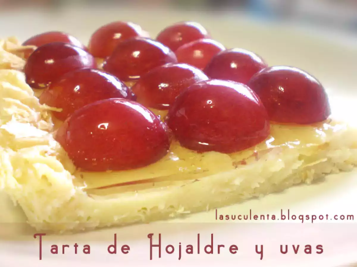 Tarta de hojaldre y uvas