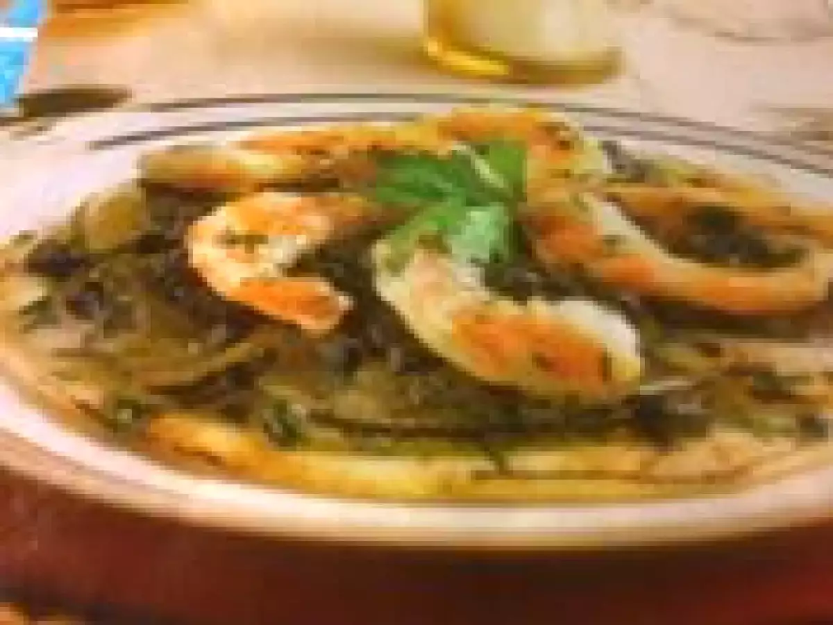 Tarta de langostinos con cebolla y aceitunas