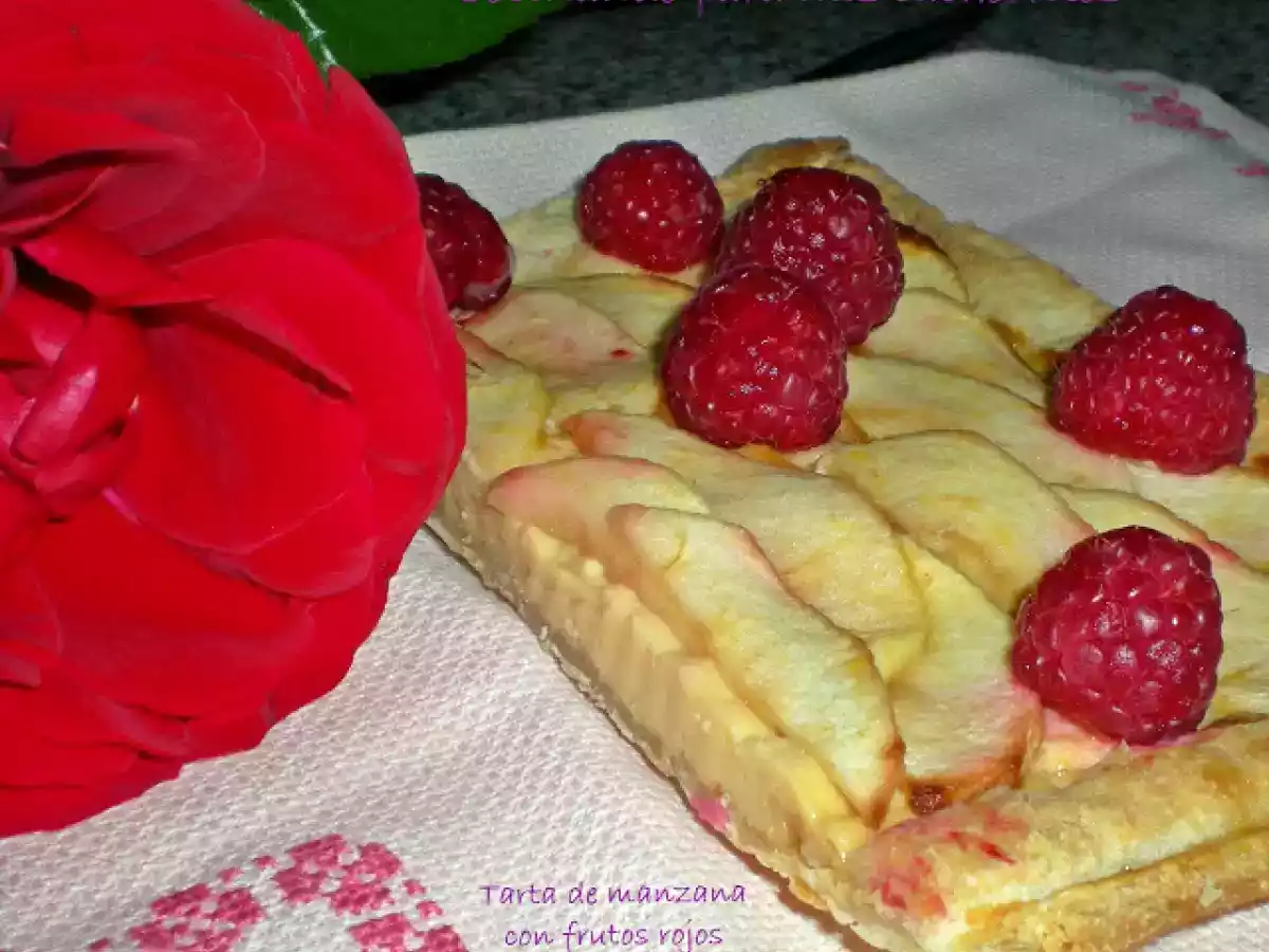 Tarta de manzana (con hojaldre y frutos rojos)