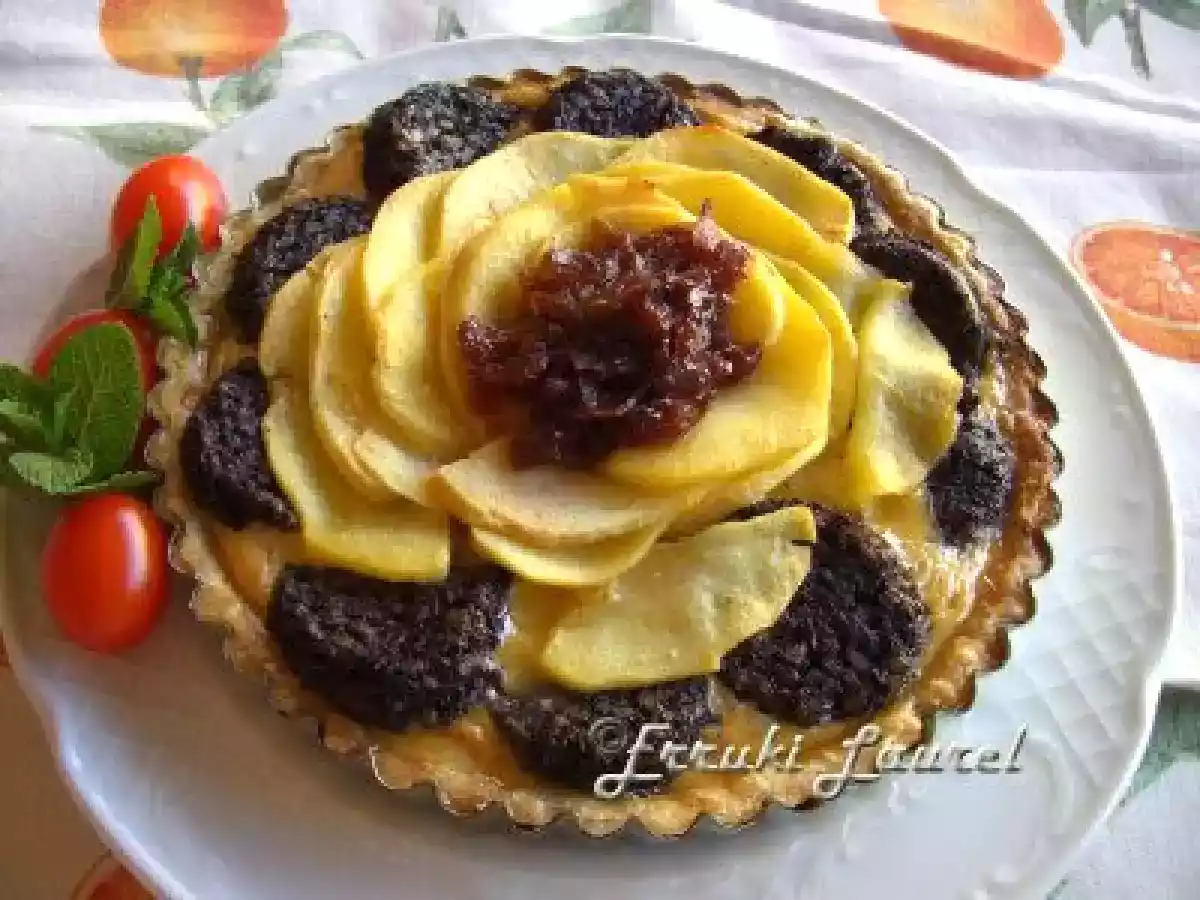 Tarta de manzana, morcilla y cebolla