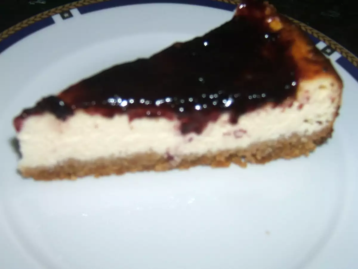 Tarta de mascarpone y mermelada de arándanos.