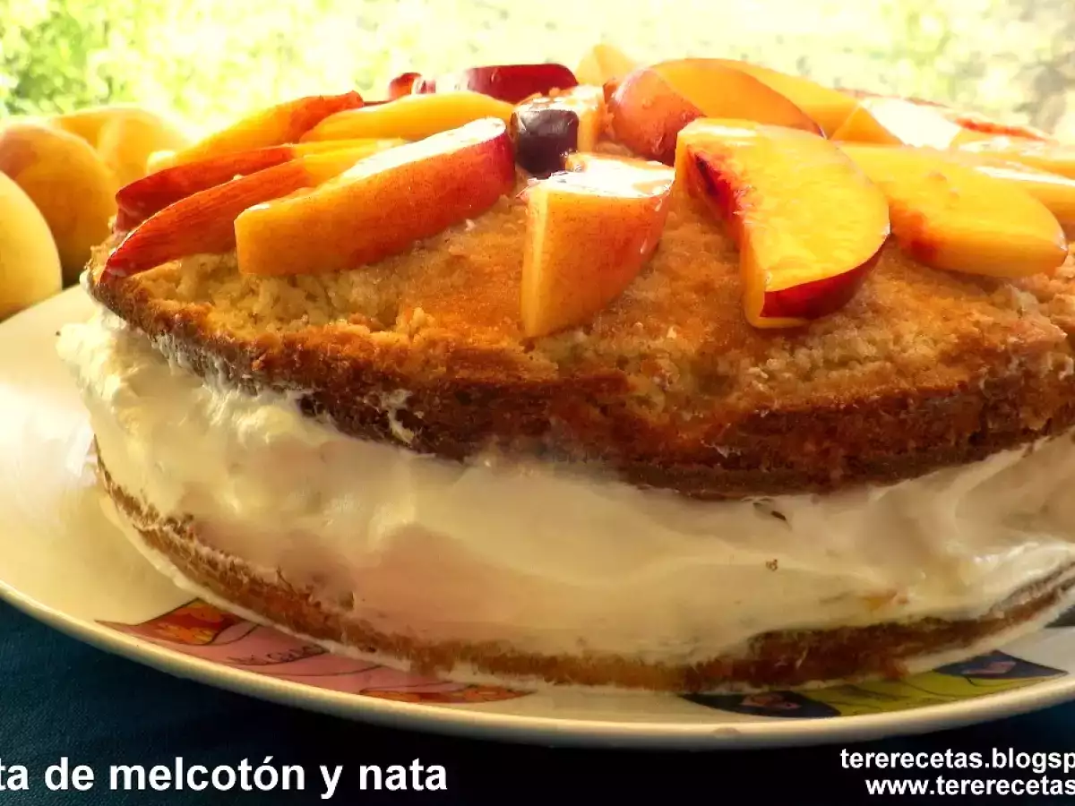Tarta de melocotón y nata.