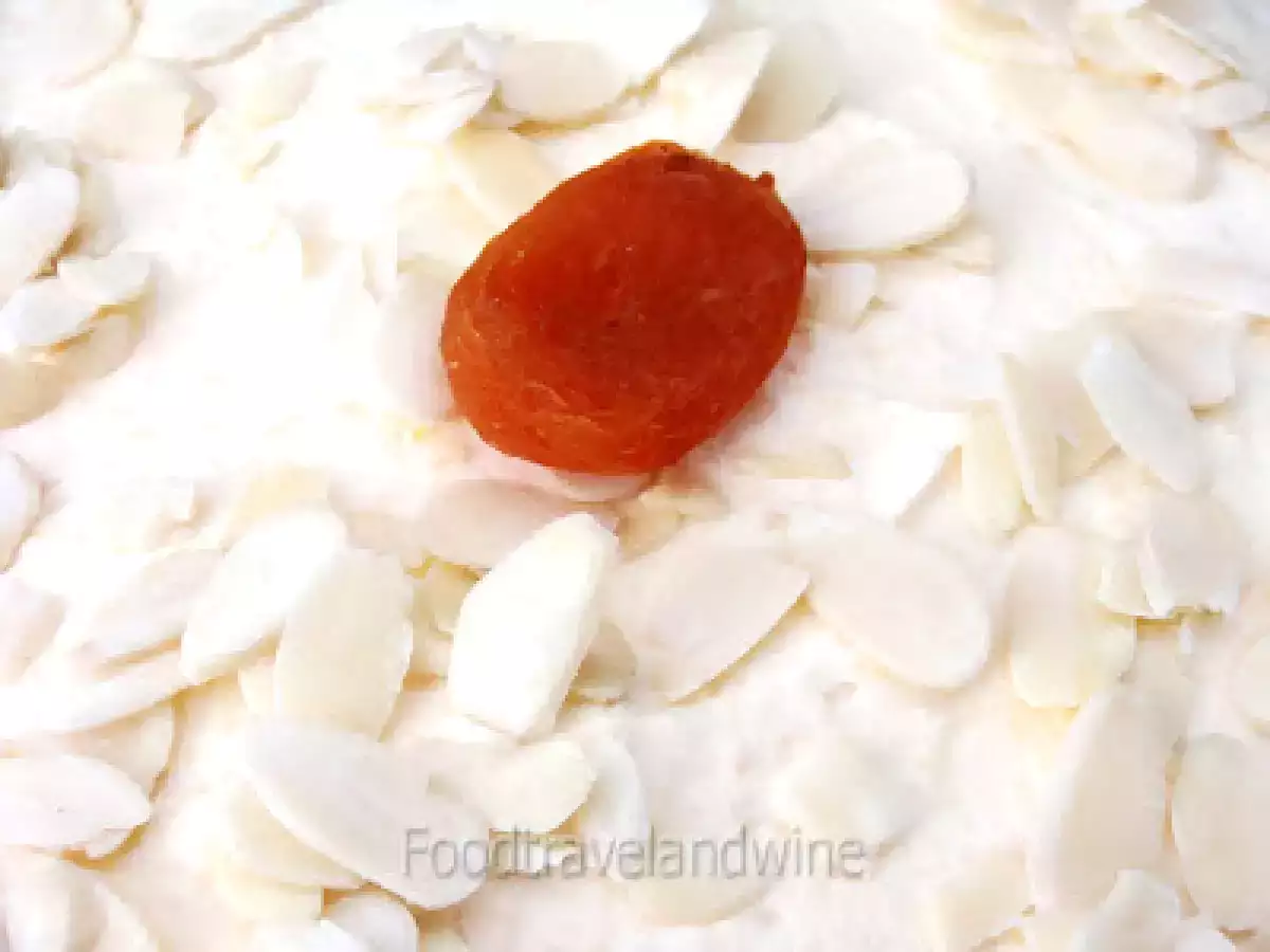 Tarta de merengue francés de almendras relleno de mascarpone, crema y albaricoques