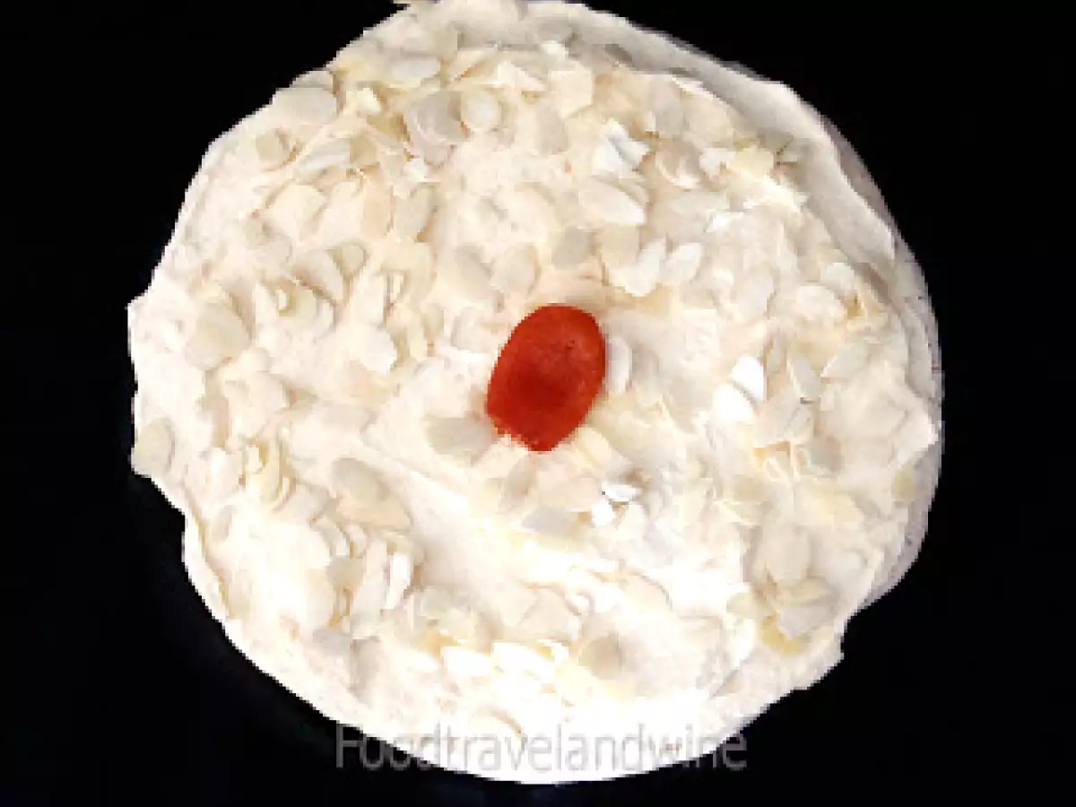 Tarta de merengue francés de almendras relleno de mascarpone, crema y albaricoques - foto 2