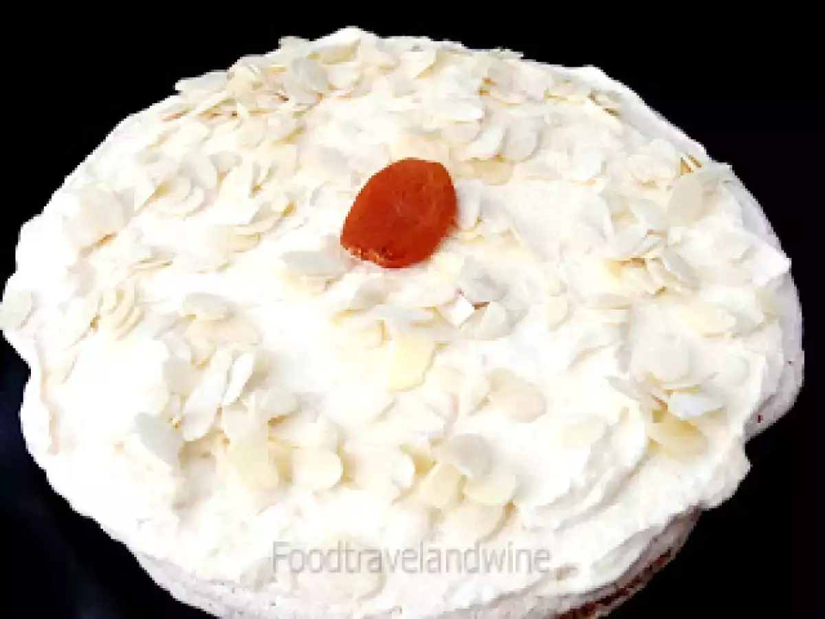 Tarta de merengue francés de almendras relleno de mascarpone, crema y albaricoques - foto 3