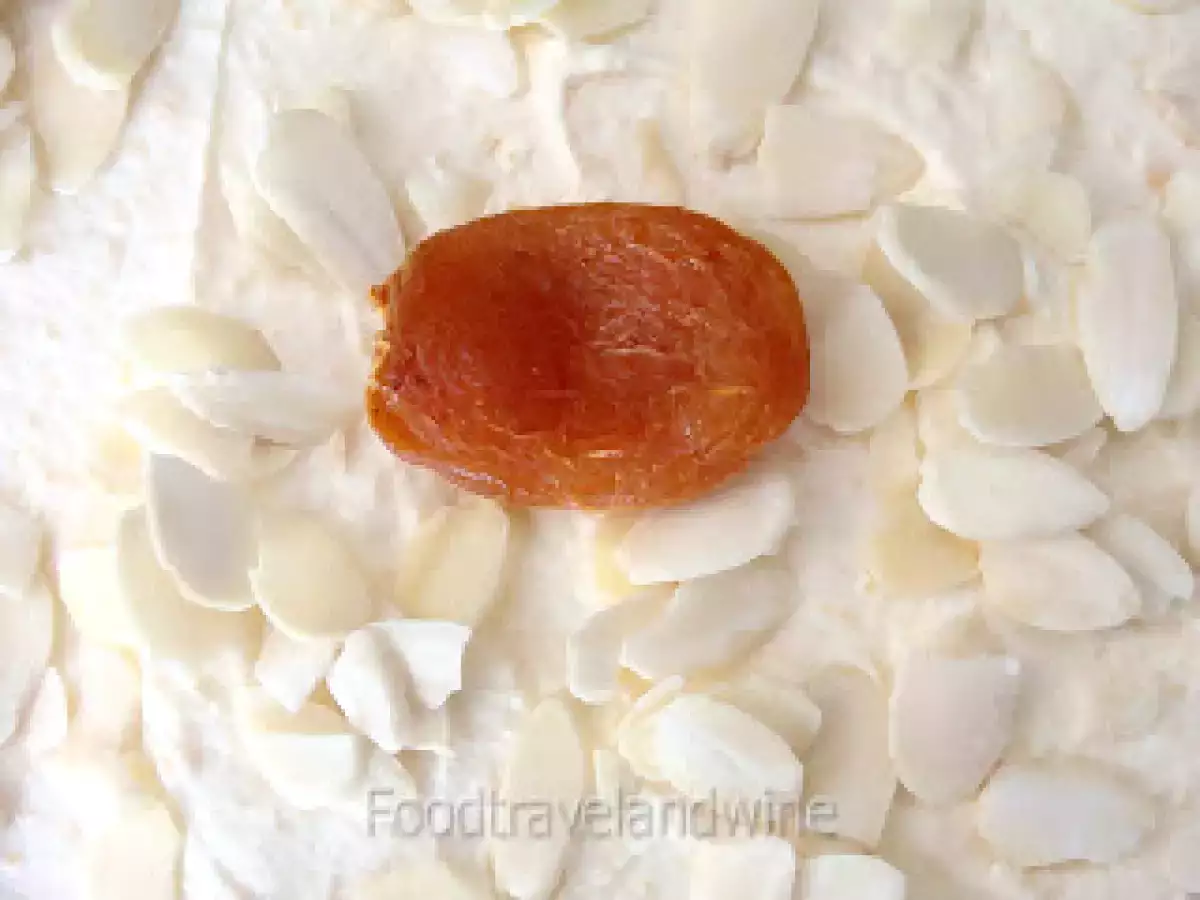 Tarta de merengue francés de almendras relleno de mascarpone, crema y albaricoques - foto 4