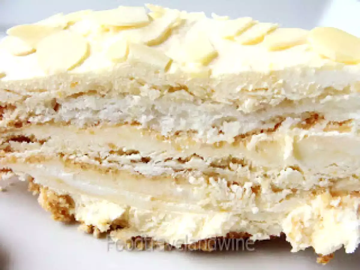 Tarta de merengue francés de almendras relleno de mascarpone, crema y albaricoques - foto 5