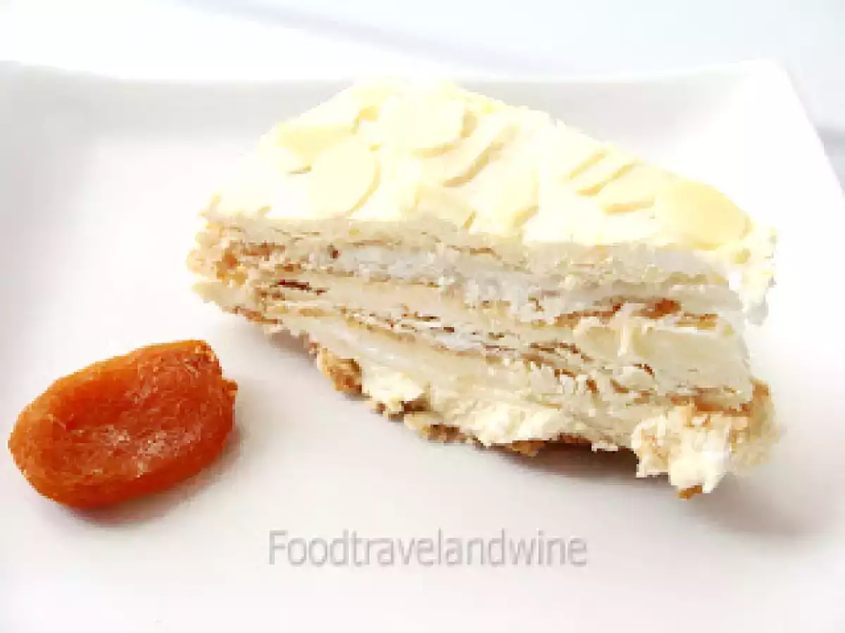 Tarta de merengue francés de almendras relleno de mascarpone, crema y albaricoques - foto 6