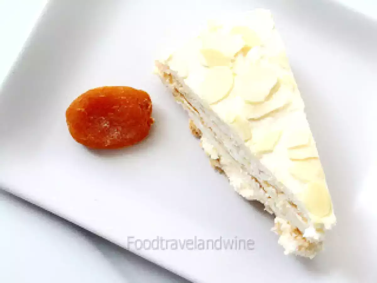 Tarta de merengue francés de almendras relleno de mascarpone, crema y albaricoques - foto 8
