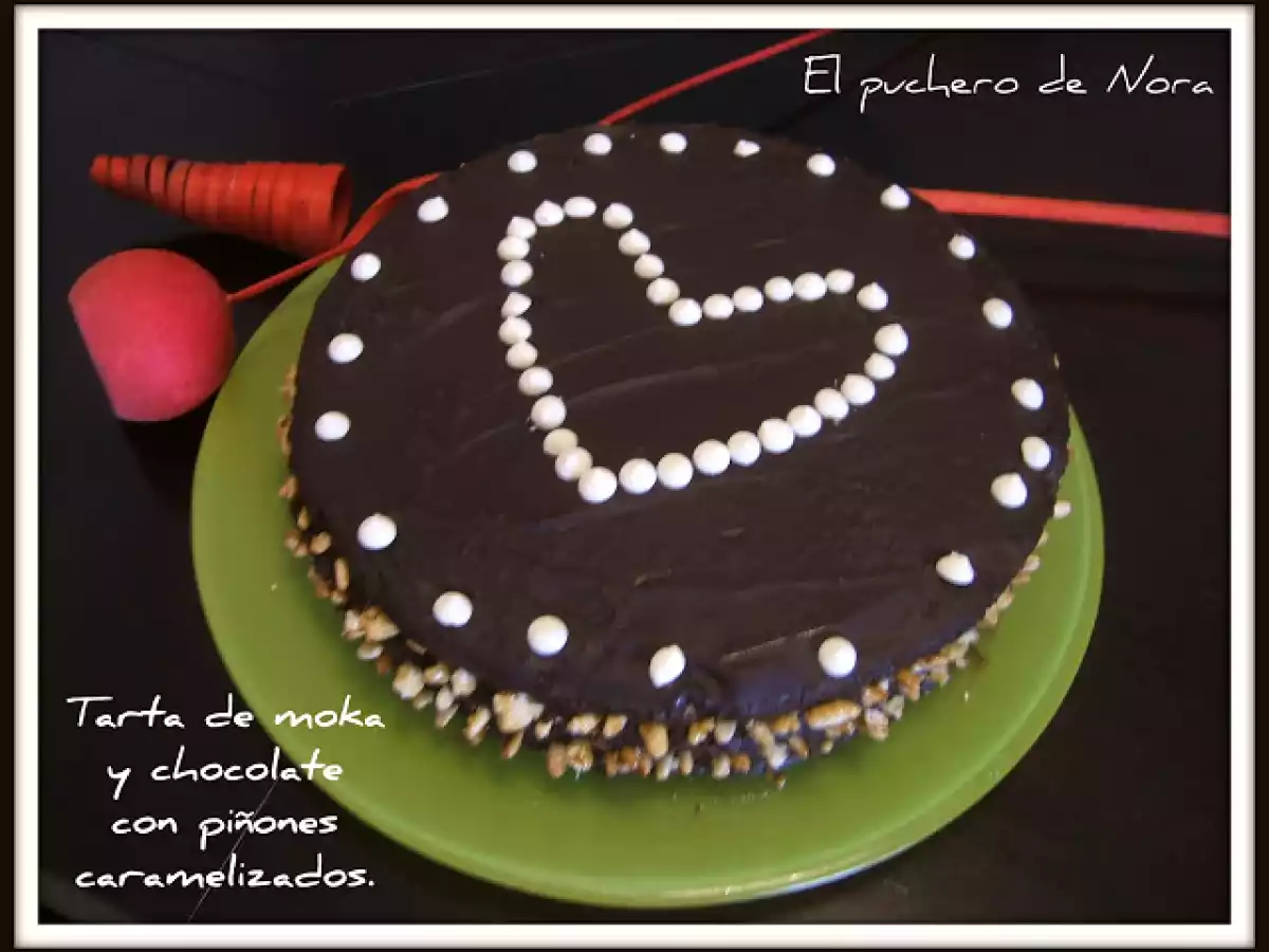 Tarta de moka y chocolate con piñones caramelizados.