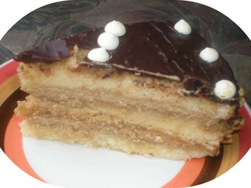 Tarta de moka y chocolate con piñones caramelizados. - foto 2