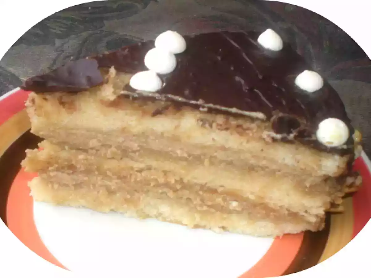 Tarta de moka y chocolate con piñones caramelizados. - foto 2