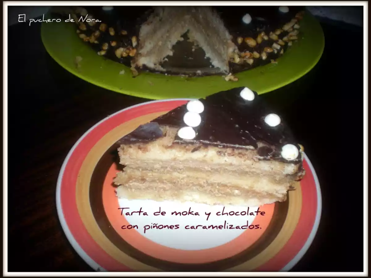 Tarta de moka y chocolate con piñones caramelizados. - foto 3