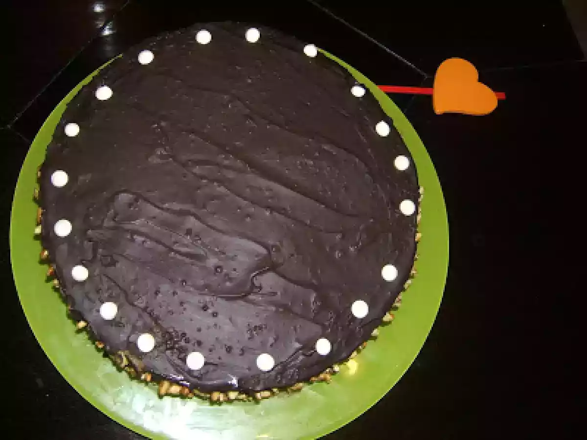 Tarta de moka y chocolate con piñones caramelizados. - foto 4