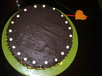 Tarta de moka y chocolate con piñones caramelizados. - foto 4