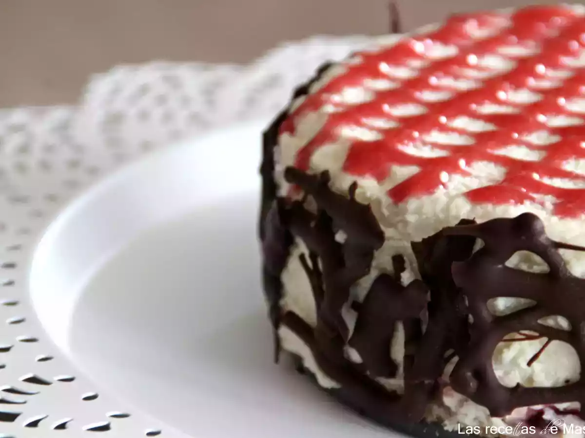 Tarta de mousse de chocolate blanco con coulis de fresa