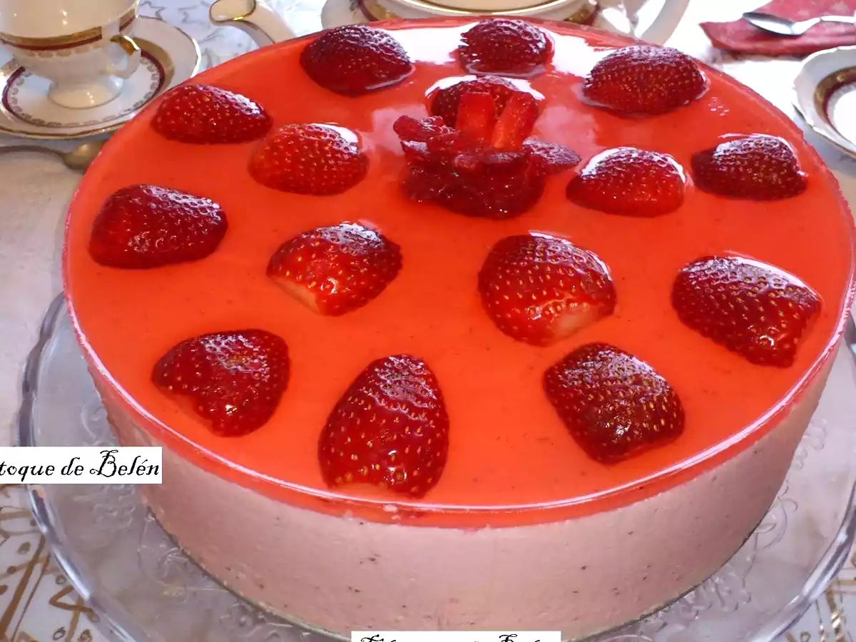 TARTA DE MOUSSE DE FRESAS CHOLOCATE BLANCO Y PRALINE DE AVELLANAS