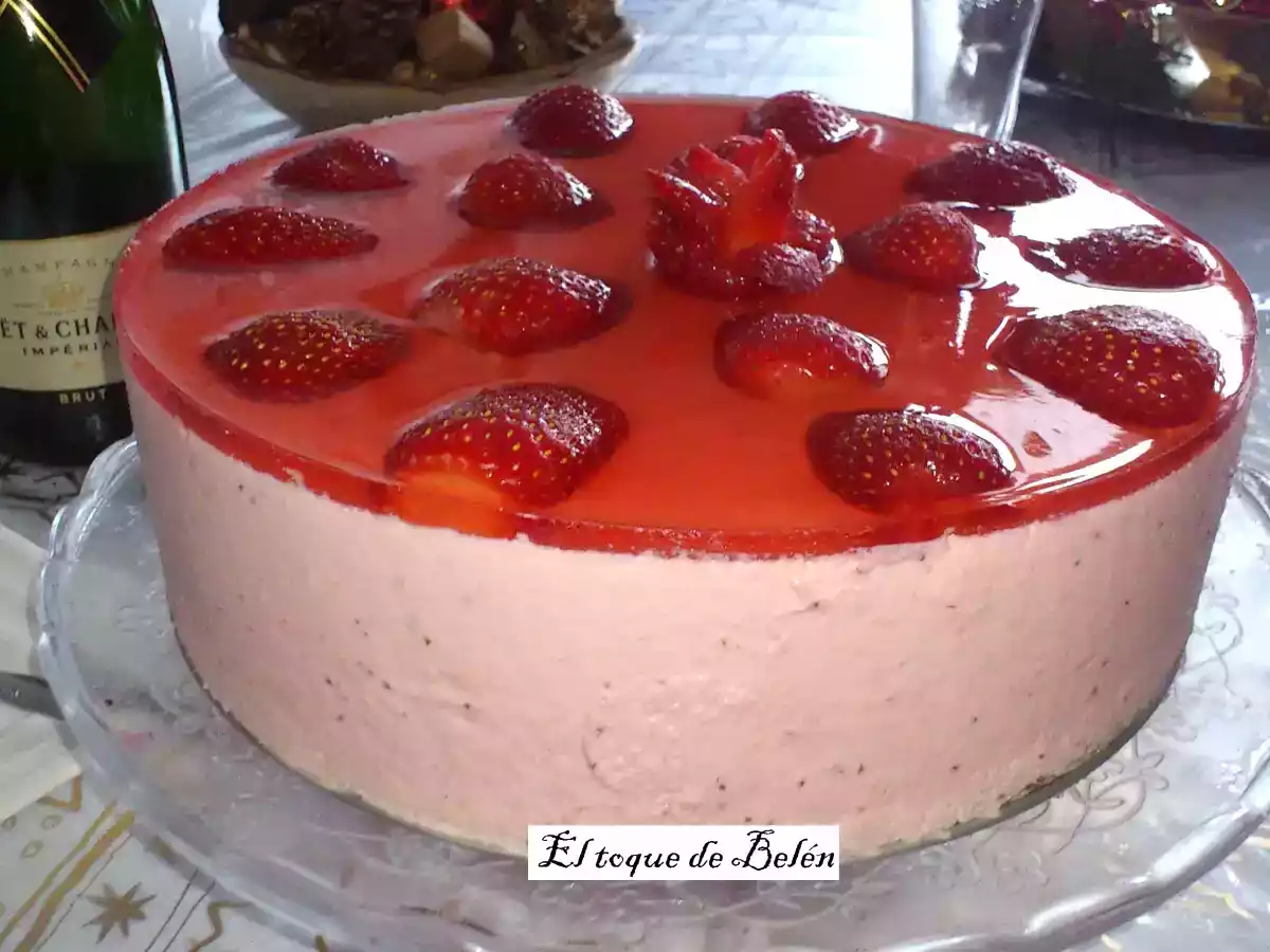 TARTA DE MOUSSE DE FRESAS CHOLOCATE BLANCO Y PRALINE DE AVELLANAS - foto 2