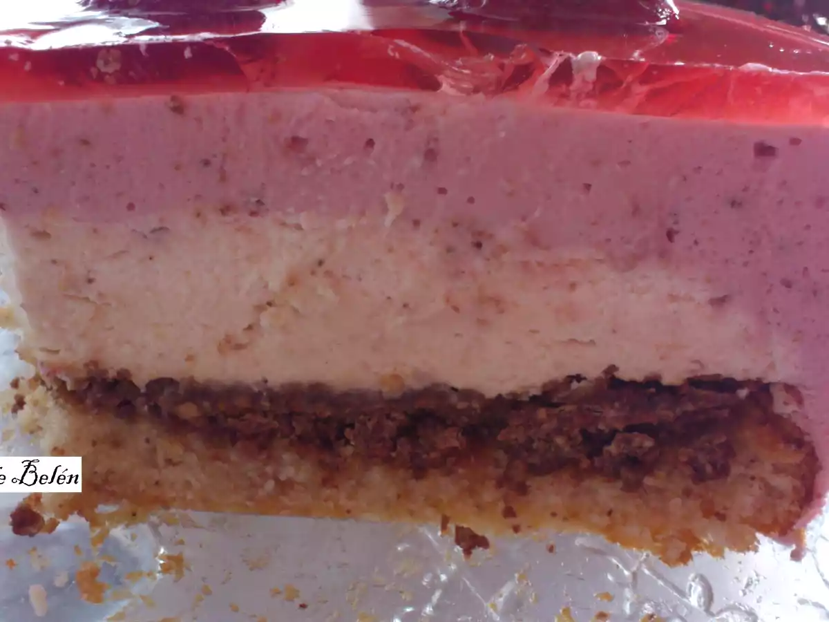 TARTA DE MOUSSE DE FRESAS CHOLOCATE BLANCO Y PRALINE DE AVELLANAS - foto 3