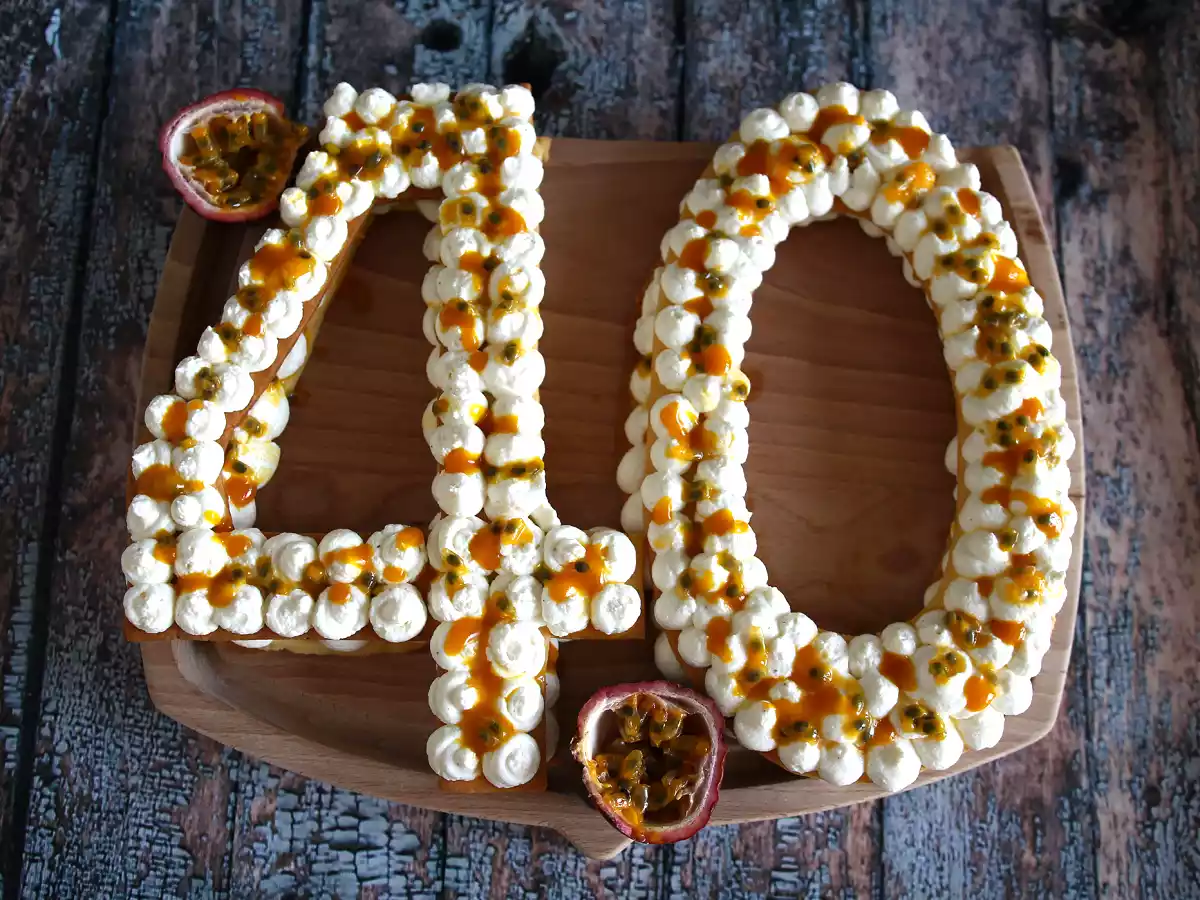Tarta de números con mango y fruta de la pasión – Number cake