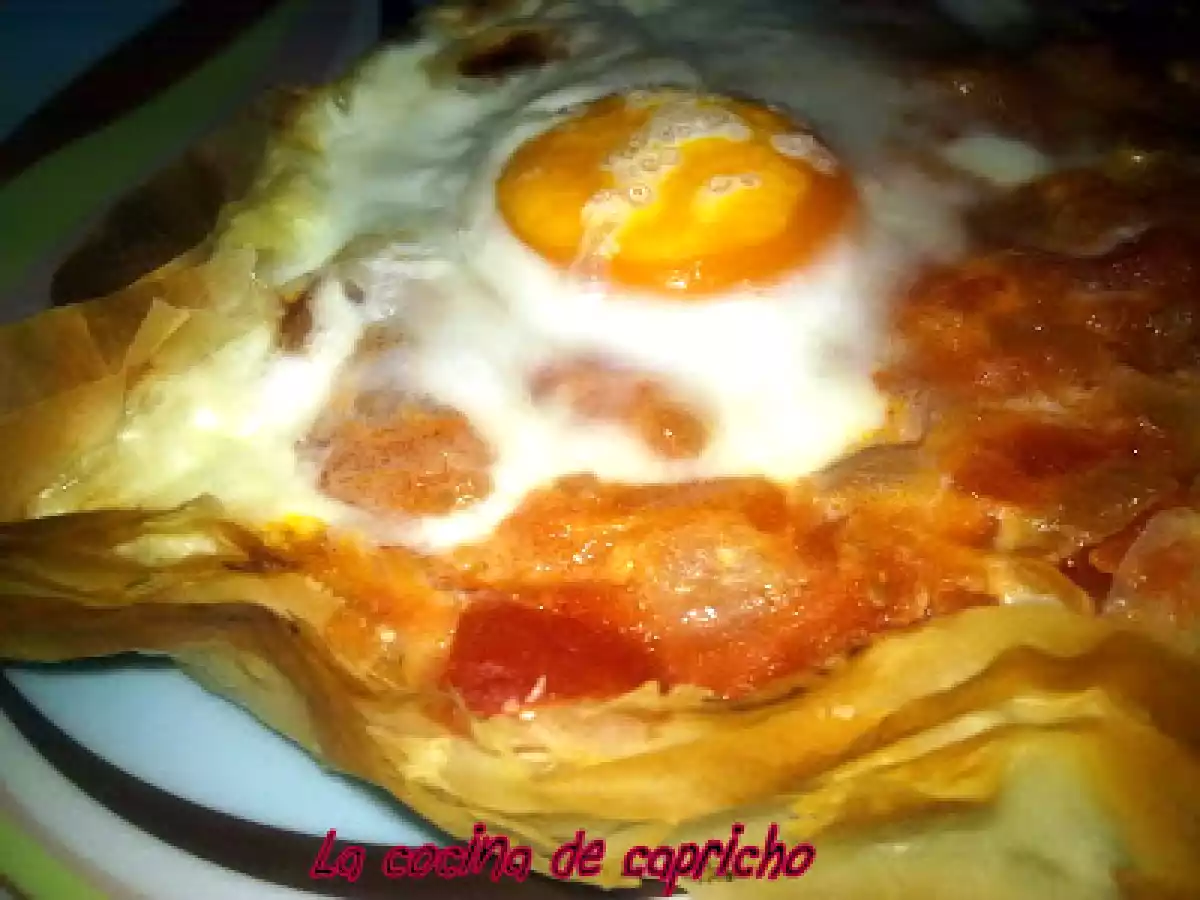 Tarta de pasta philo rellena de tomate y huevo