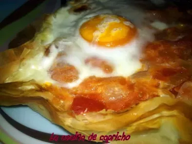 Tarta de pasta philo rellena de tomate y huevo