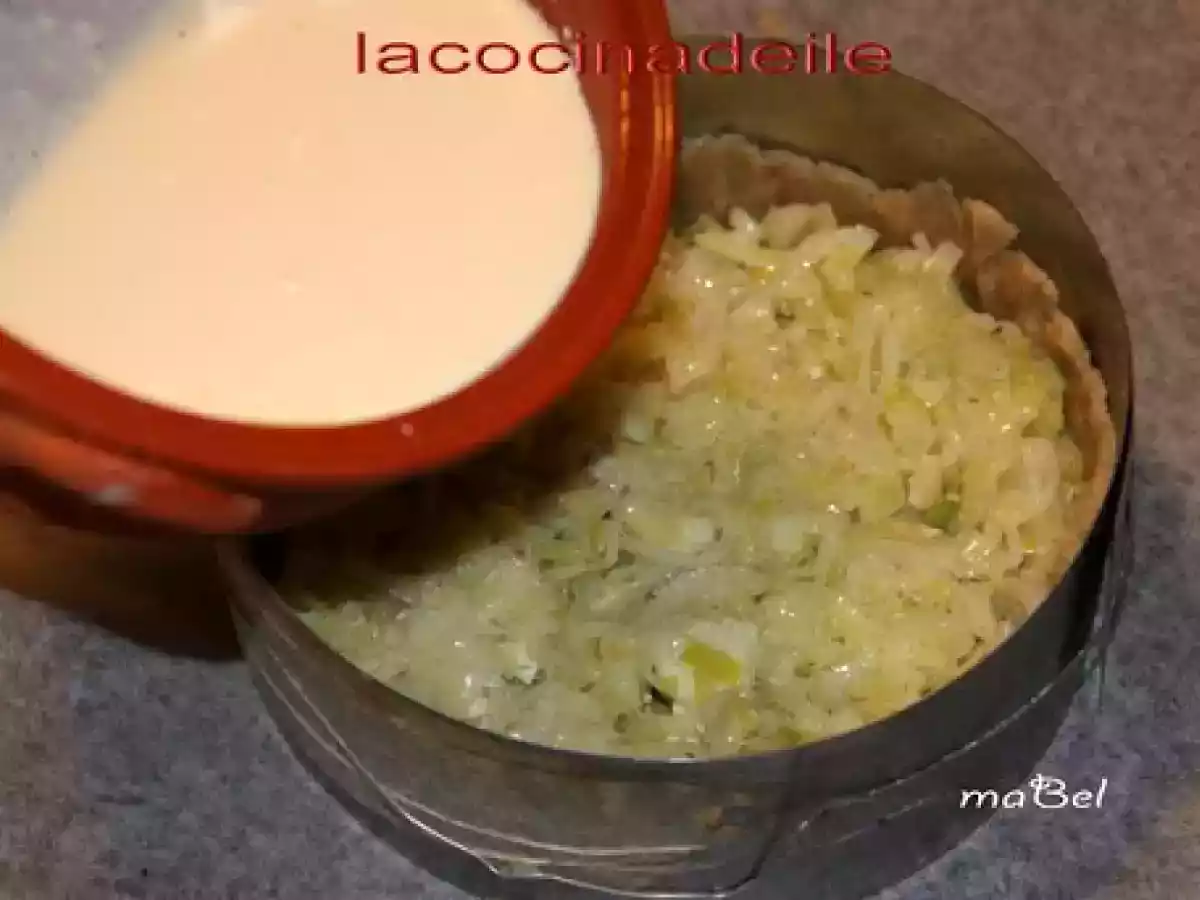 Tarta de puerros y roquefort, con masa de nuez - foto 3