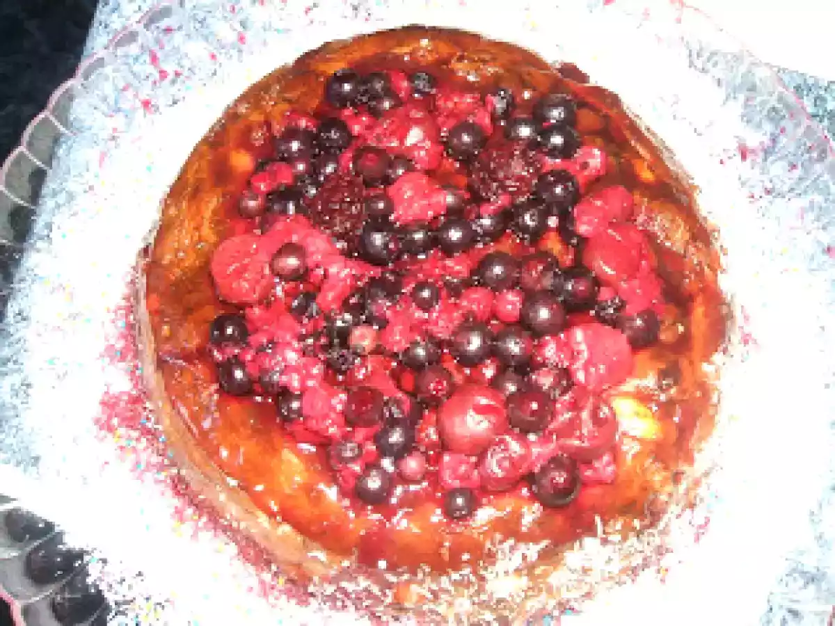 Tarta de queso con almendras, piñones, pasas y frutas del bosque