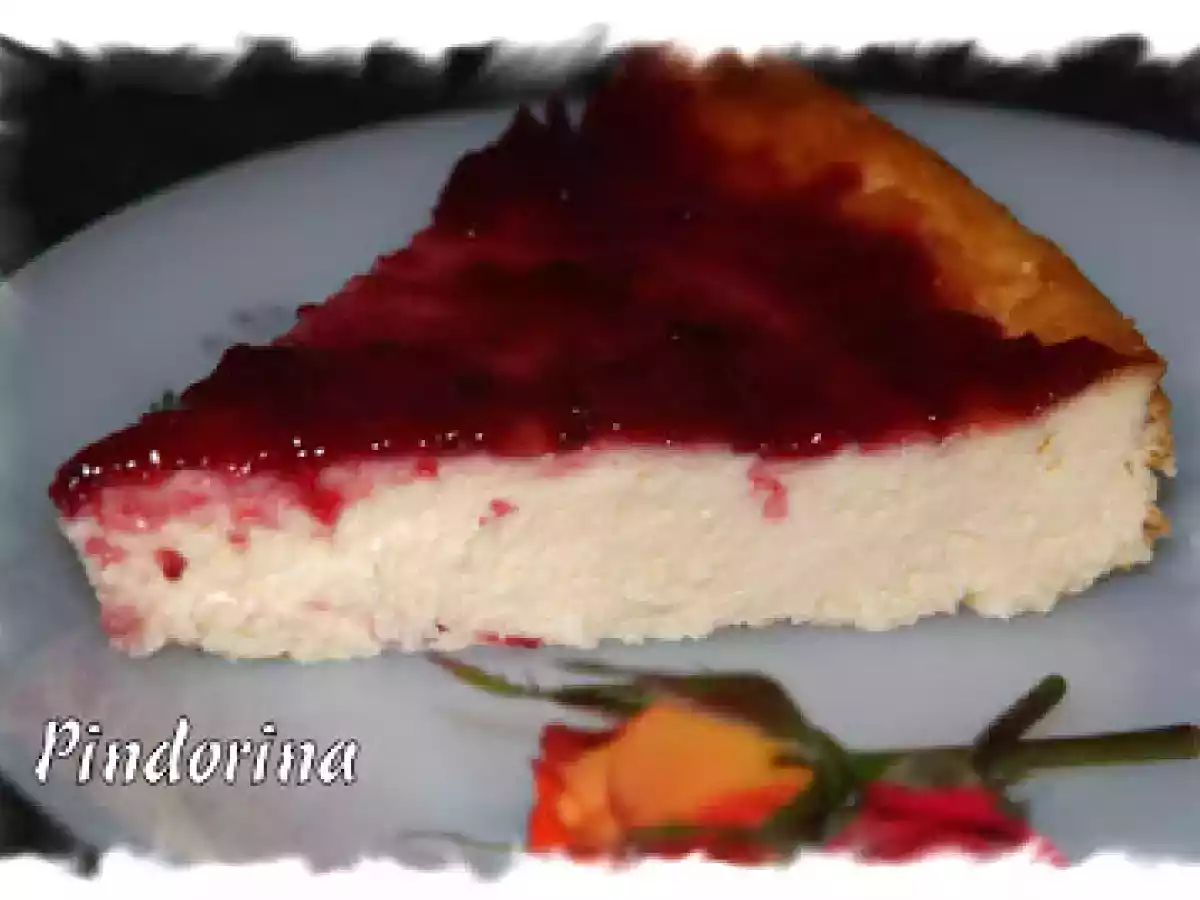 Tarta de queso con mermelada de cerezas.