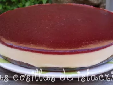 Tarta de queso con mermelada de frambuesa