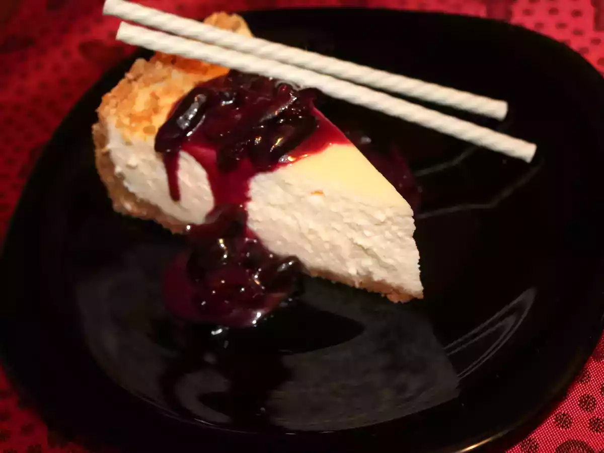 Tarta de queso con salsa de cerezas.