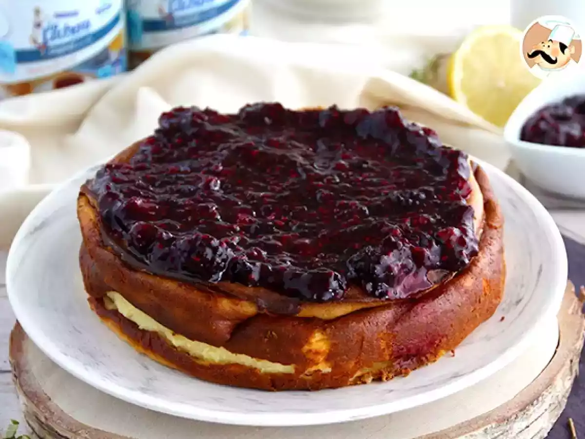 Tarta de queso de leche condensada y compota de frutos rojos
