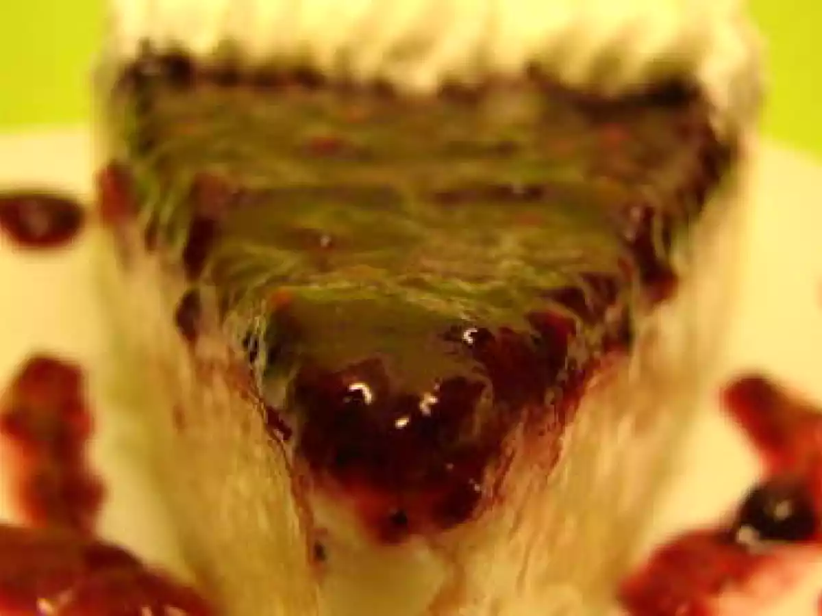 Tarta de queso fresco y confitura de frambuesas y arándanos - foto 3