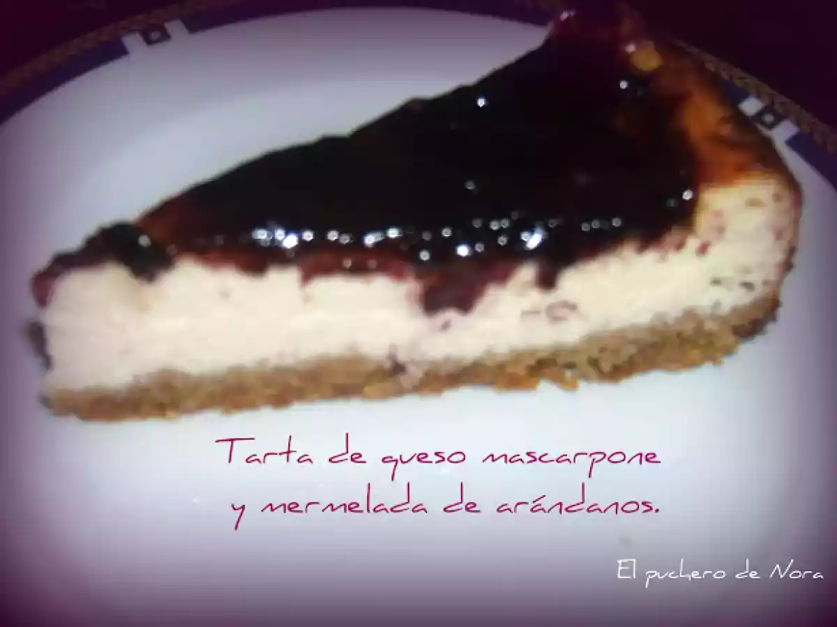 Tarta de queso mascarpone y mermelada de arándanos.