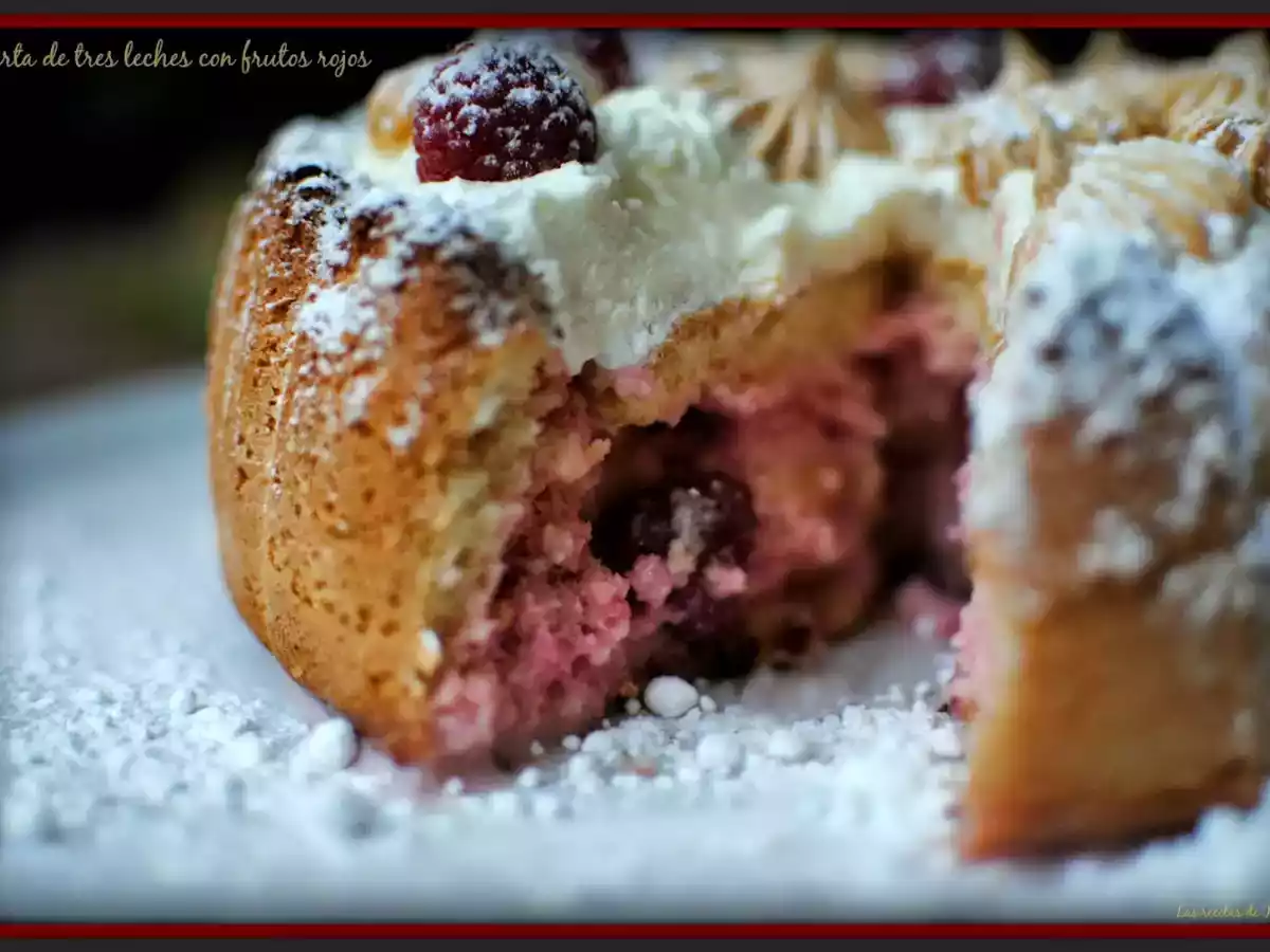 Tarta de tres leches con frutos rojos