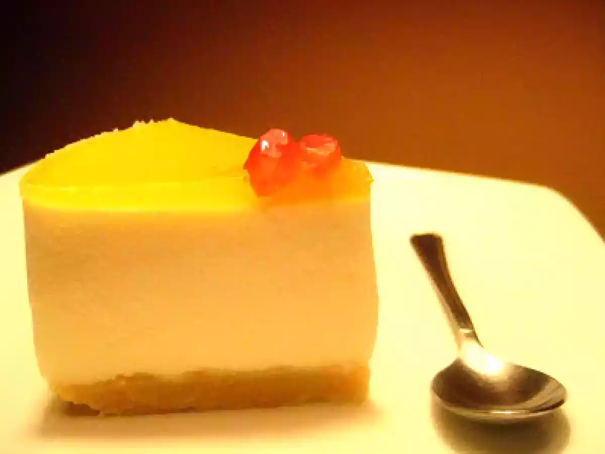 TARTA DE YOGUR CON MERMELADA DE MELOCOTÓN Y GRANADA