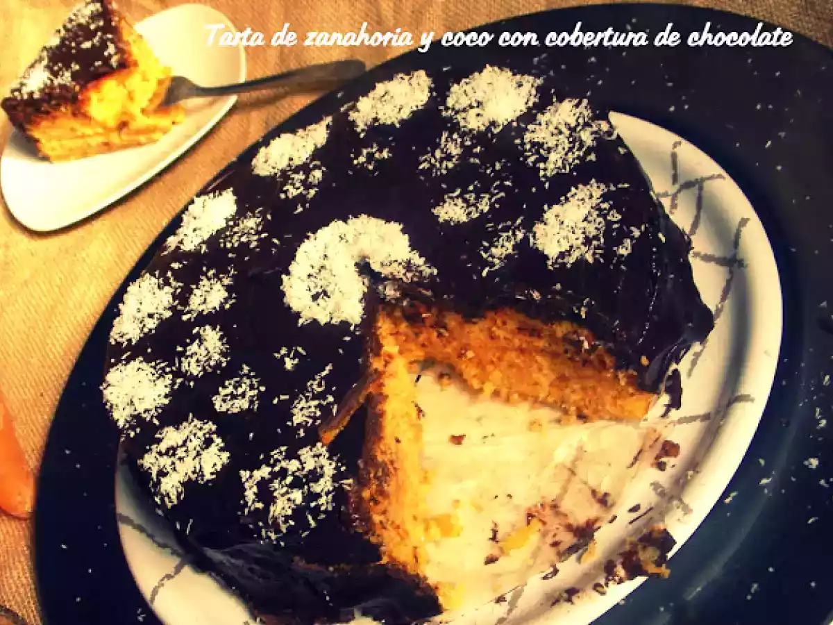 Tarta de zanahoria y coco con cobertura de chocolate