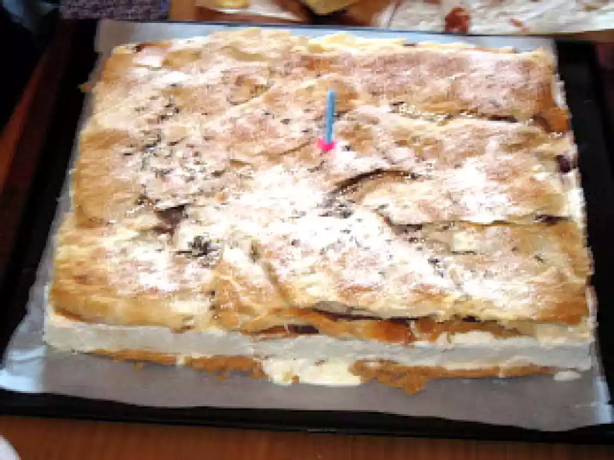 Tarta helada de mousse de nata y frutas del bosque