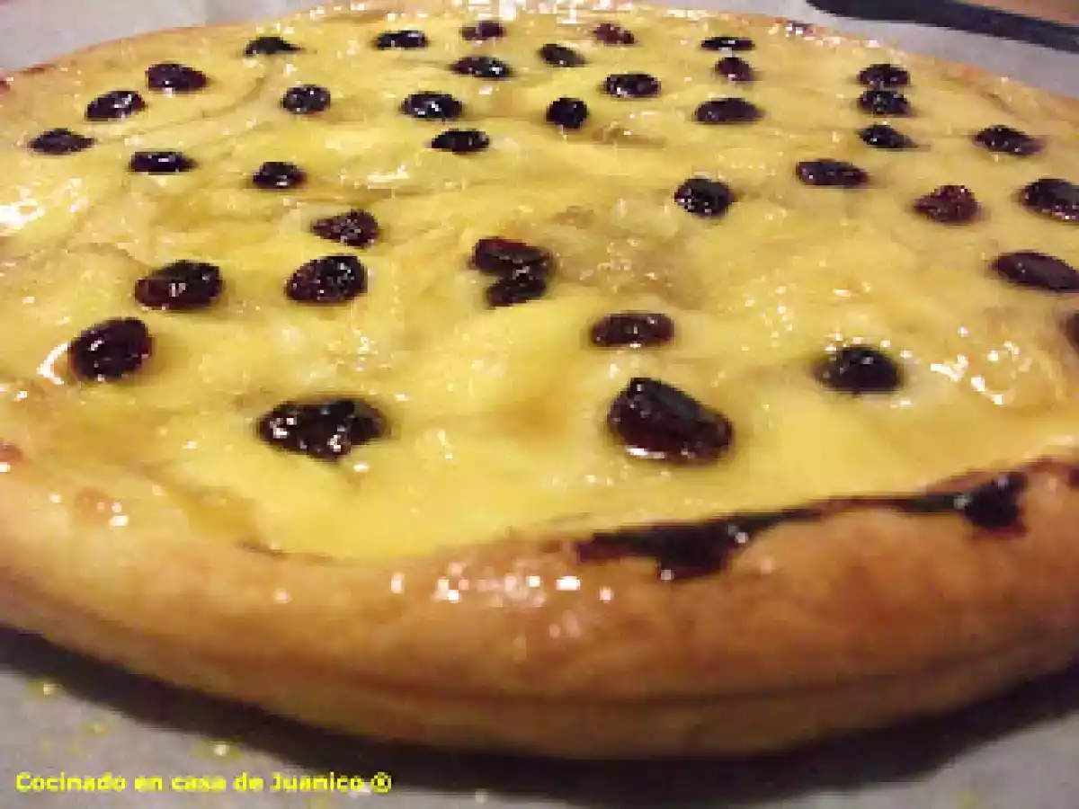 Tarta hojaldrada de mango y arándanos