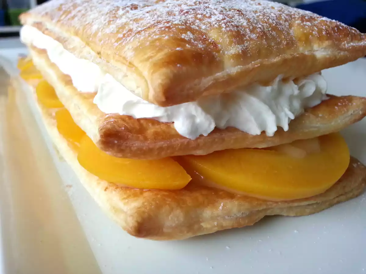 Tarta milhojas de hojaldre con nata y crema pastelera - foto 2