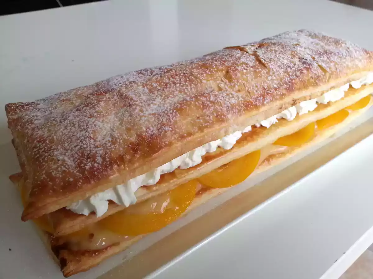 Tarta milhojas de hojaldre con nata y crema pastelera