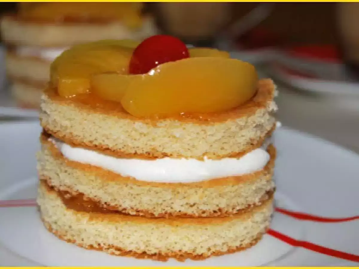 Tarta milhojas de melocotón y nata