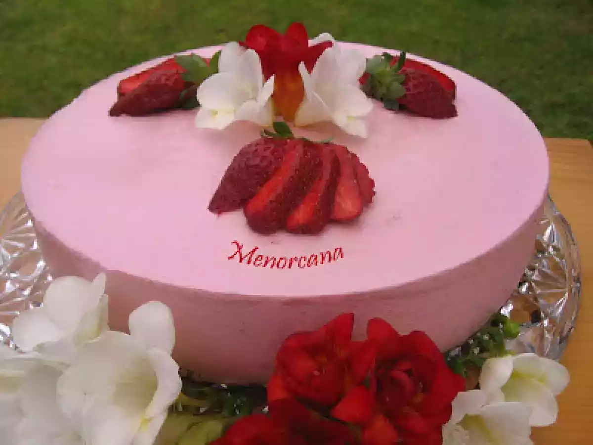 Tarta mousse de fresas con corazón de nata