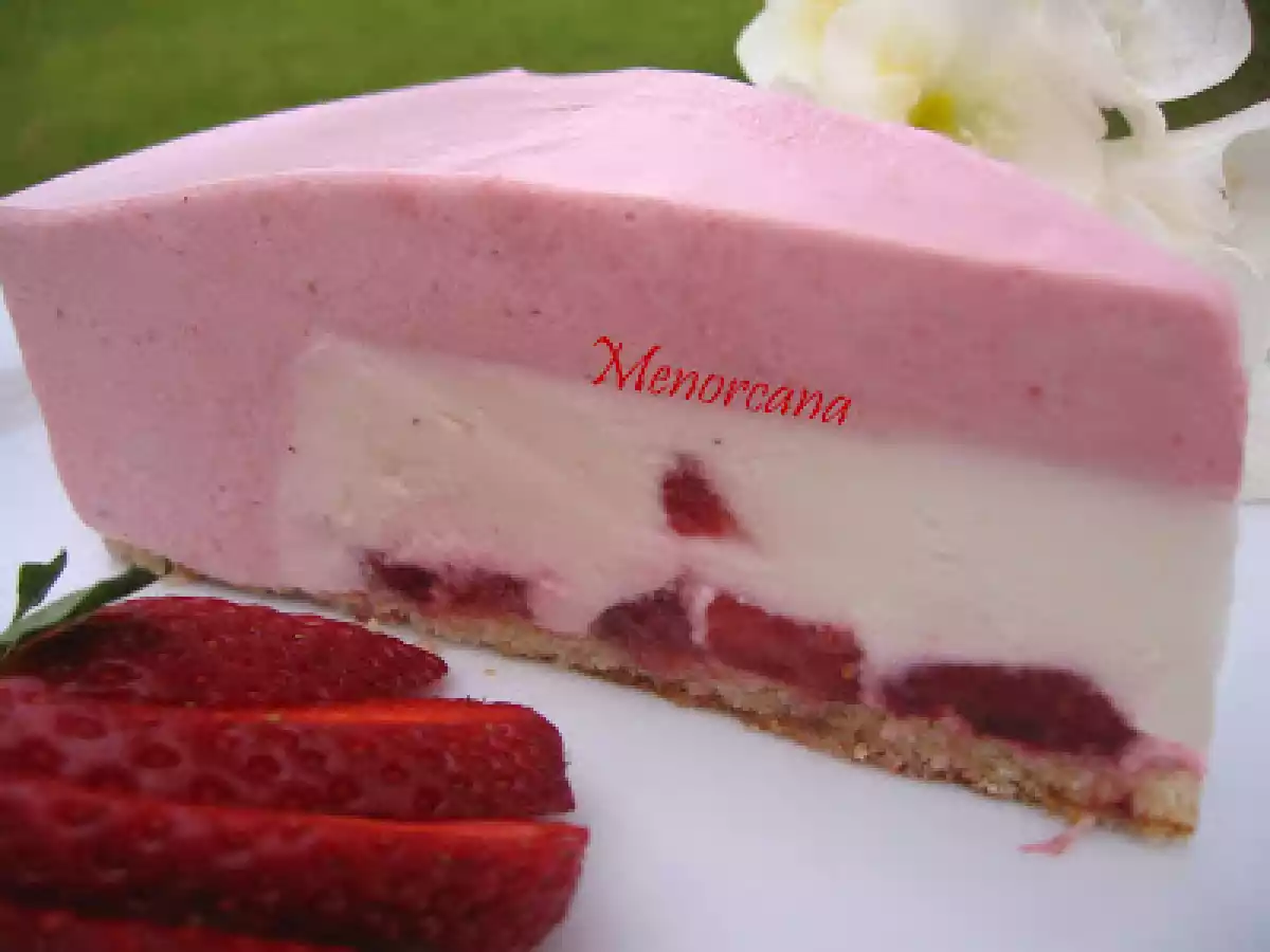 Tarta mousse de fresas con corazón de nata - foto 2