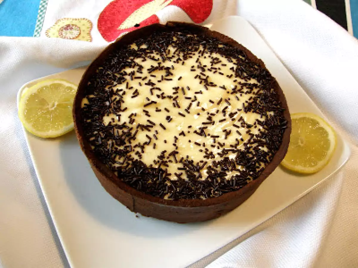 Tarta mousse de limón con galleta de chocolate.